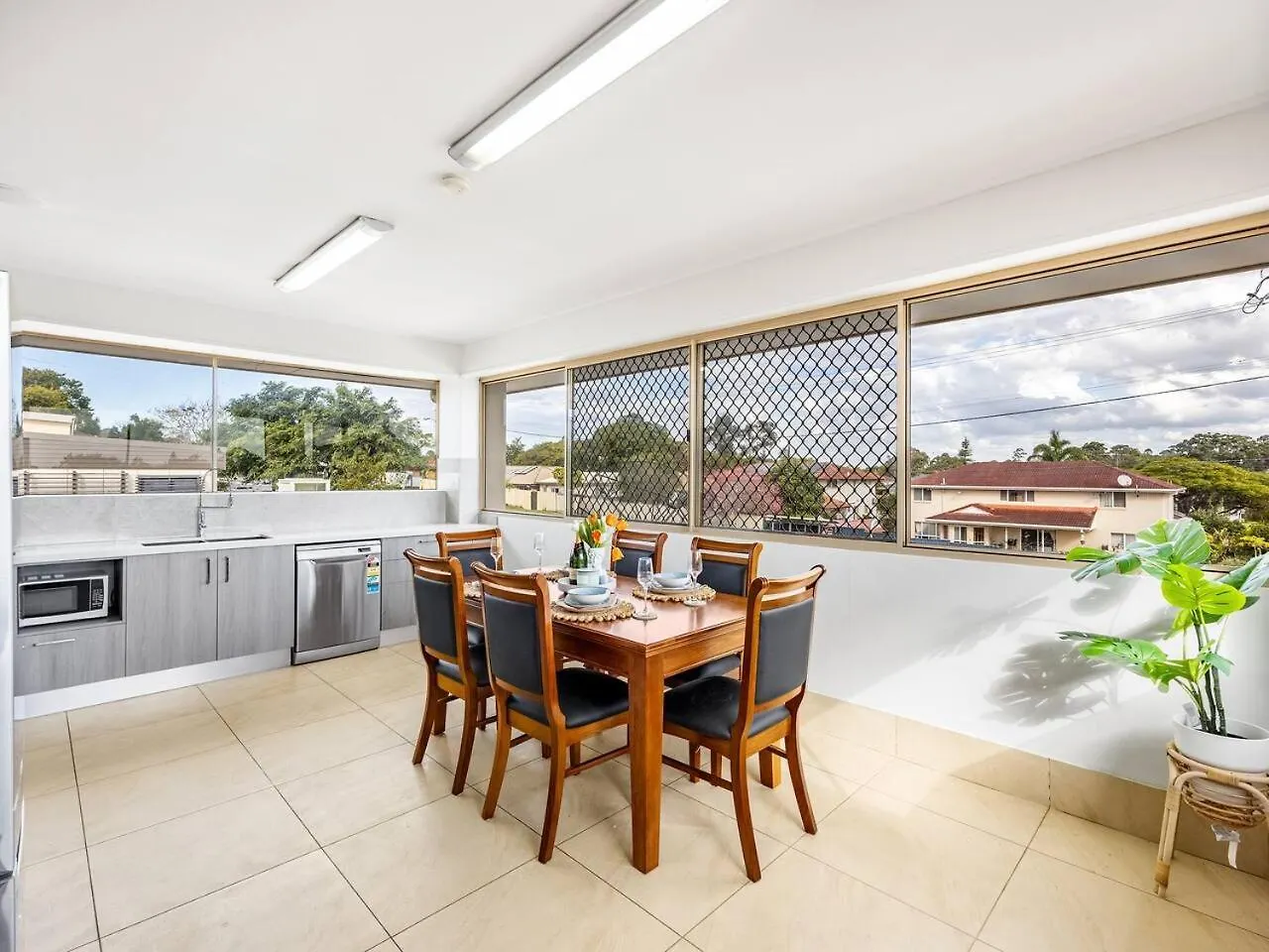 Spacious Central Located Family House At Sunnybank contacts